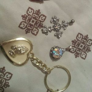 Lot of pendants, key ring and hair band